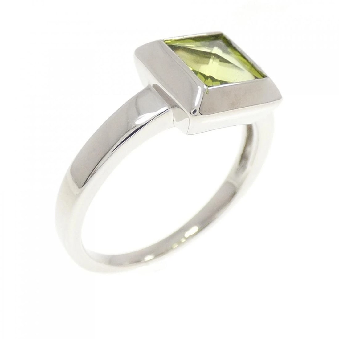 PT900 PERIDOT RING: PT900 Peridot Ring Brand: Unbranded Type: Ring Material: Platinum 900 Platinum, Main Stone/Creation Peridot Color: White Gold Size: 6 US Accessories: None Accessories Notice: When purchasing