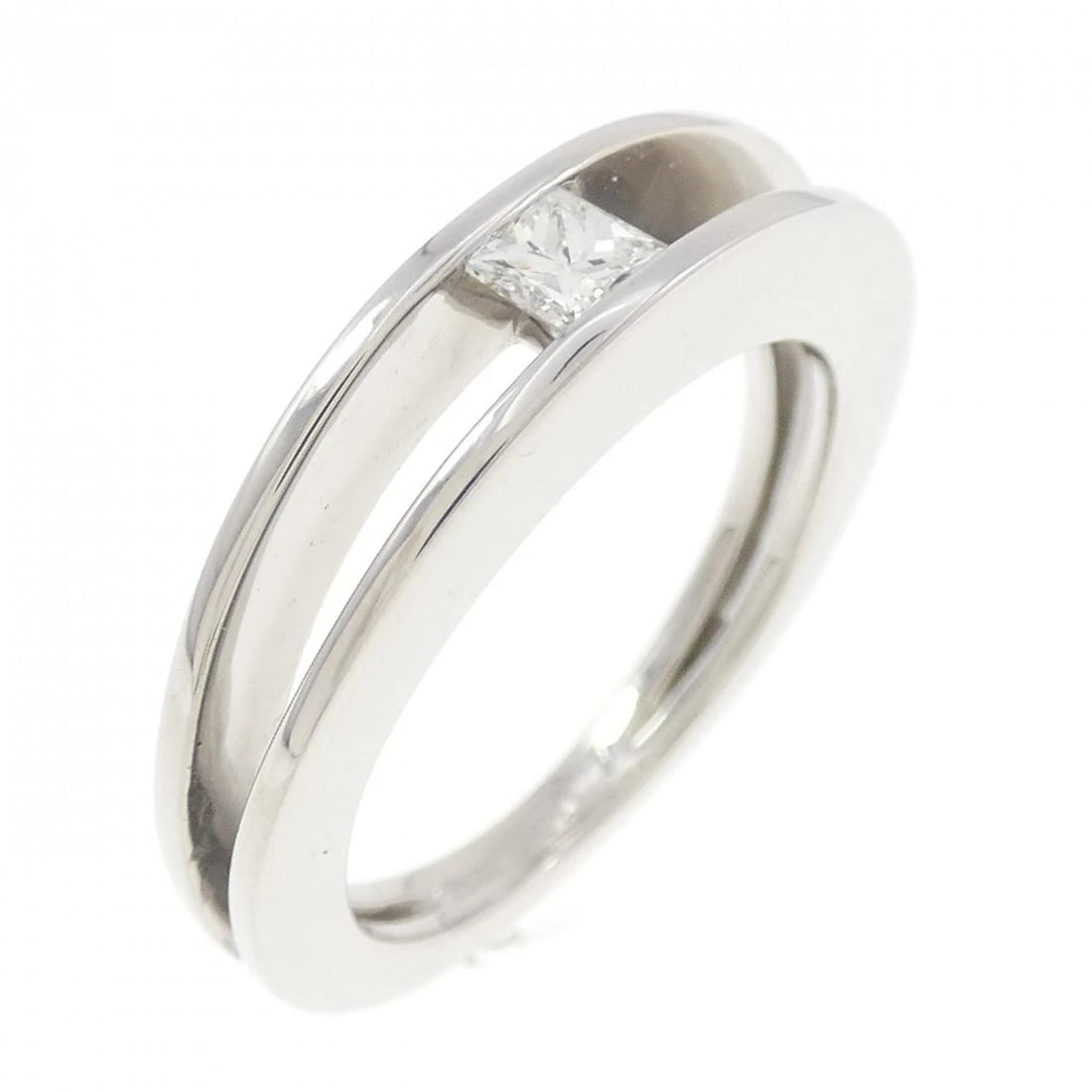 PT900 DIAMOND RING: PT900 Diamond Ring Brand: Unbranded Type: Ring Material: Platinum 900 Platinum, Main Stone/Creation Natural Color: Silver Size: 6.5 ( US size) Accessories: None Accessories Notice: When