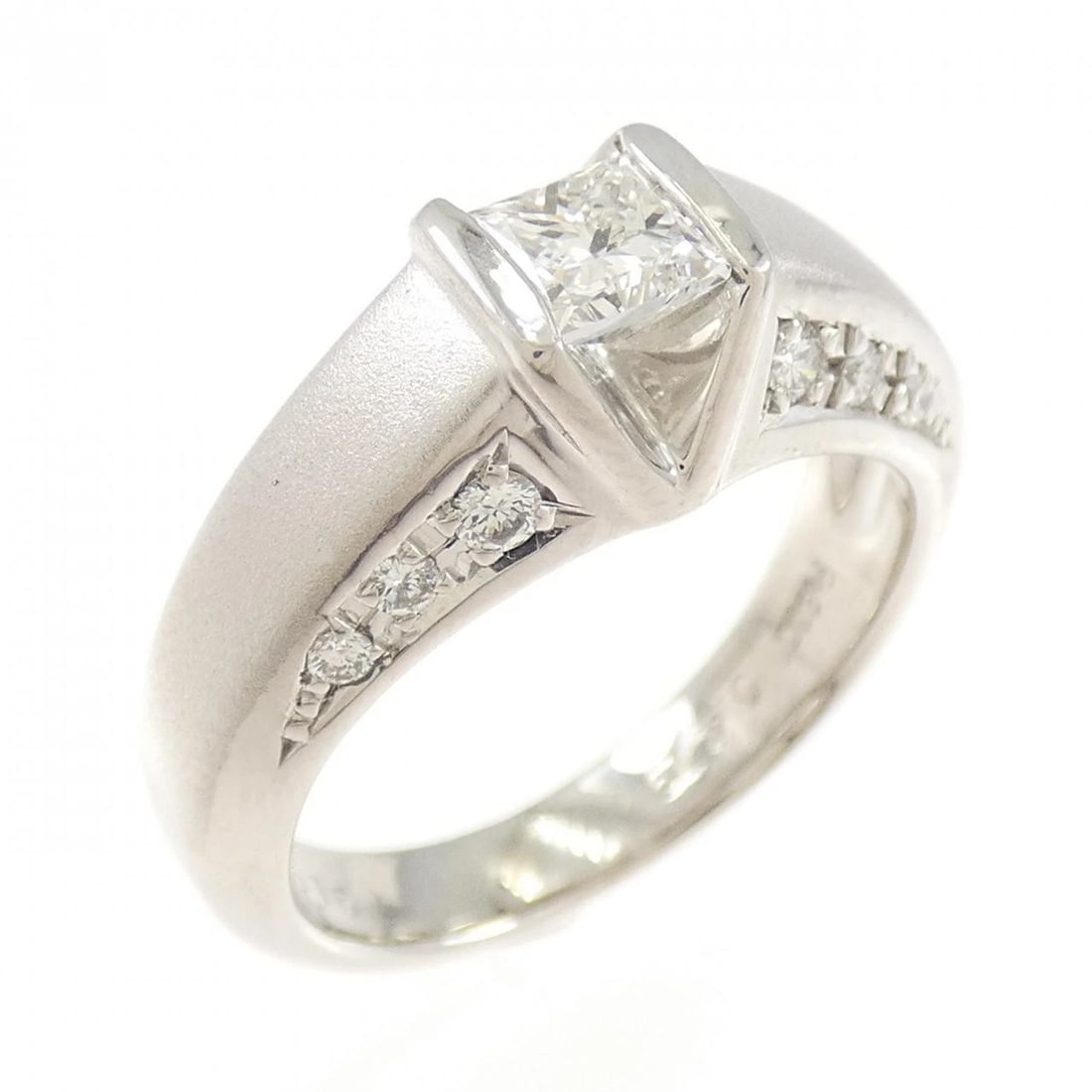 PT900 DIAMOND RING: PT900 Diamond Ring Brand: Unbranded Type: Ring Material: Platinum 900 Platinum, Main Stone/Creation Natural Color: White Gold Size: 5.5 ( US size) Accessories: None Accessories Notice: Whe