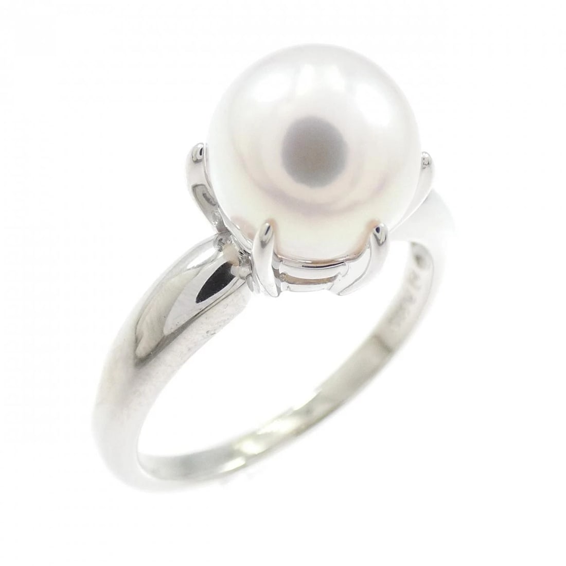 TASAKI AKOYA PEARL RING: TASAKI Akoya Pearl Ring Brand: TASAKI Type: Ring Material: Platinum 900, Color: White Size: 6.5 (US size) Accessories: None Accessories Notice: When purchasing pre-owned goods, please refer