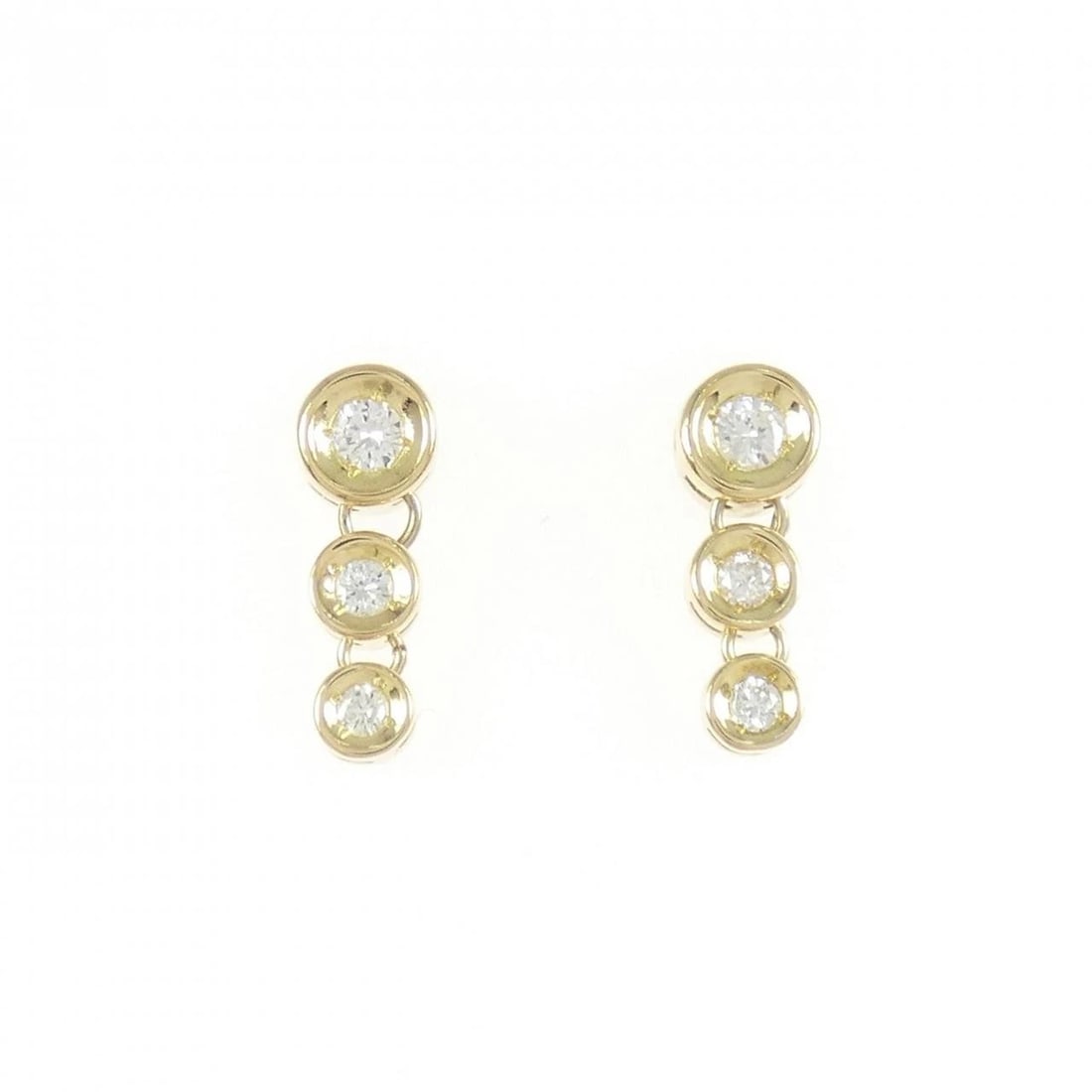 K18YG 3 STONE DIAMOND EARRINGS: K18YG 3 Stone Diamond Earrings Brand: Unbranded Type: Earrings Material: K18 Yellow Gold, Main Stone/Creation Natural Color: YG Size: ActualSize HxW: 15.6mmx5.7mm Accessories: None
