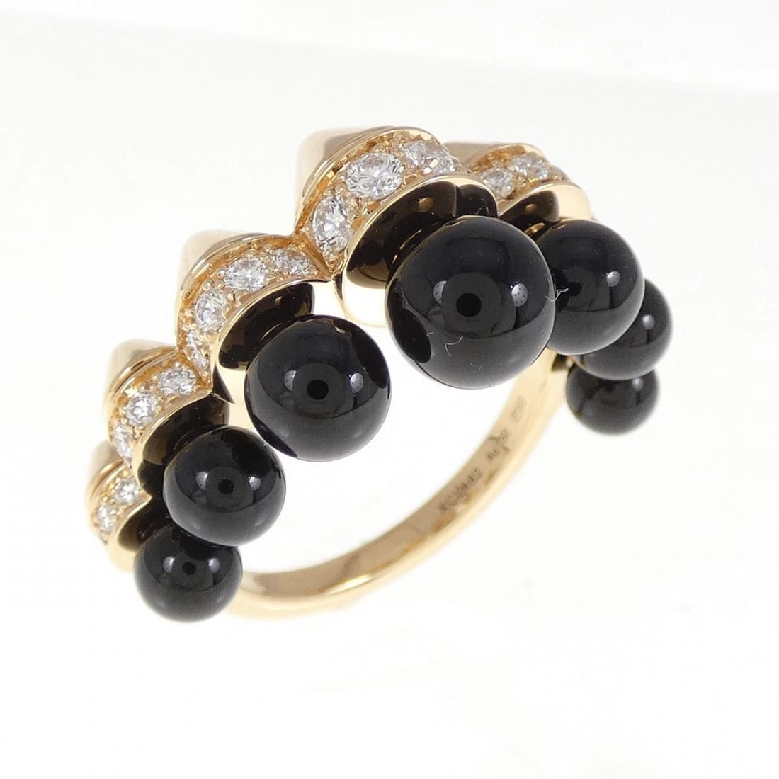 CARTIER CLASH RING: Cartier Clash Ring Brand: Cartier Type: Ring Material: 750 Pink Gold, Main Stone/Creation Onyx Color: Pink Gold Size: 6.5 US Accessories: None Accessories Notice: When purchasing pre-owned