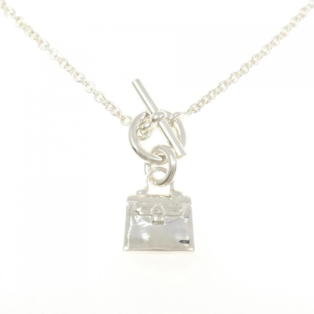 HERMES AMULET KELLY NECKLACE: HERMES Amulet Kelly Necklace Brand: HERMES Type: Necklace Material: 925 Silver, Color: Silver Size: 40cm, ActualSize Pendant top H x W: 27.1mmx12.3mm Chain Max. W: 1.9mm Accessories: None