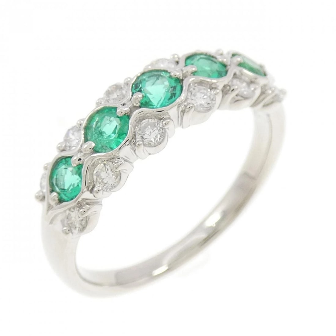 PT900 EMERALD RING: PT900 Emerald Ring Brand: Unbranded Type: Ring Material: Platinum 900 Platinum, Main Stone/Creation Side Stone DiamondCenterStoneEmerald Color: White Gold Size: 6 ( US size) Accessories: None