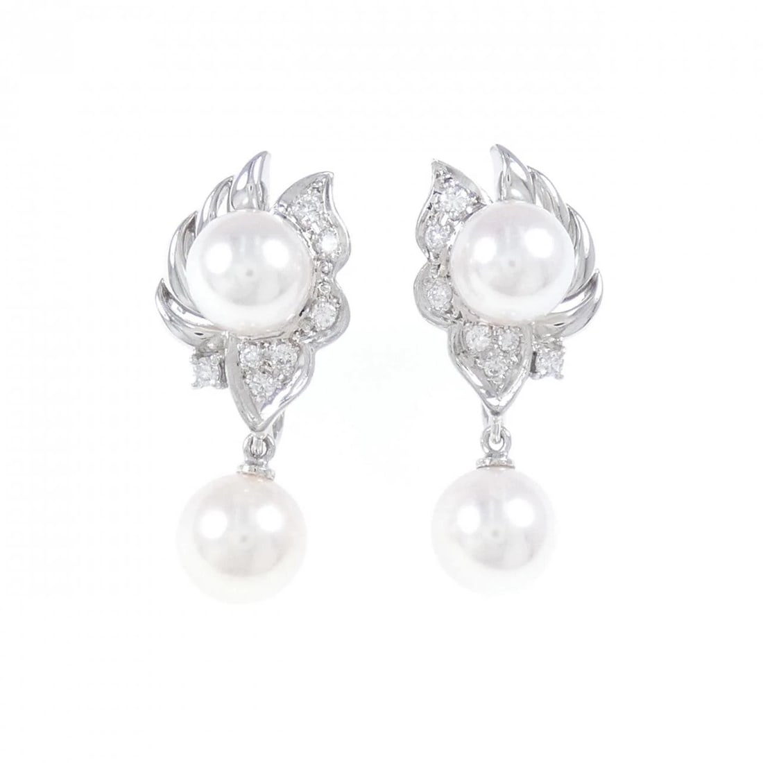 K18WG AKOYA PEARL EARRINGS: K18WG Akoya Pearl Earrings Brand: Unbranded Type: Earrings Material: K18 White Gold, Main Stone/Creation Akoya Pearl Color: WG Size: ActualSize HxW: 26.6mmx11.3mm Accessories: None
