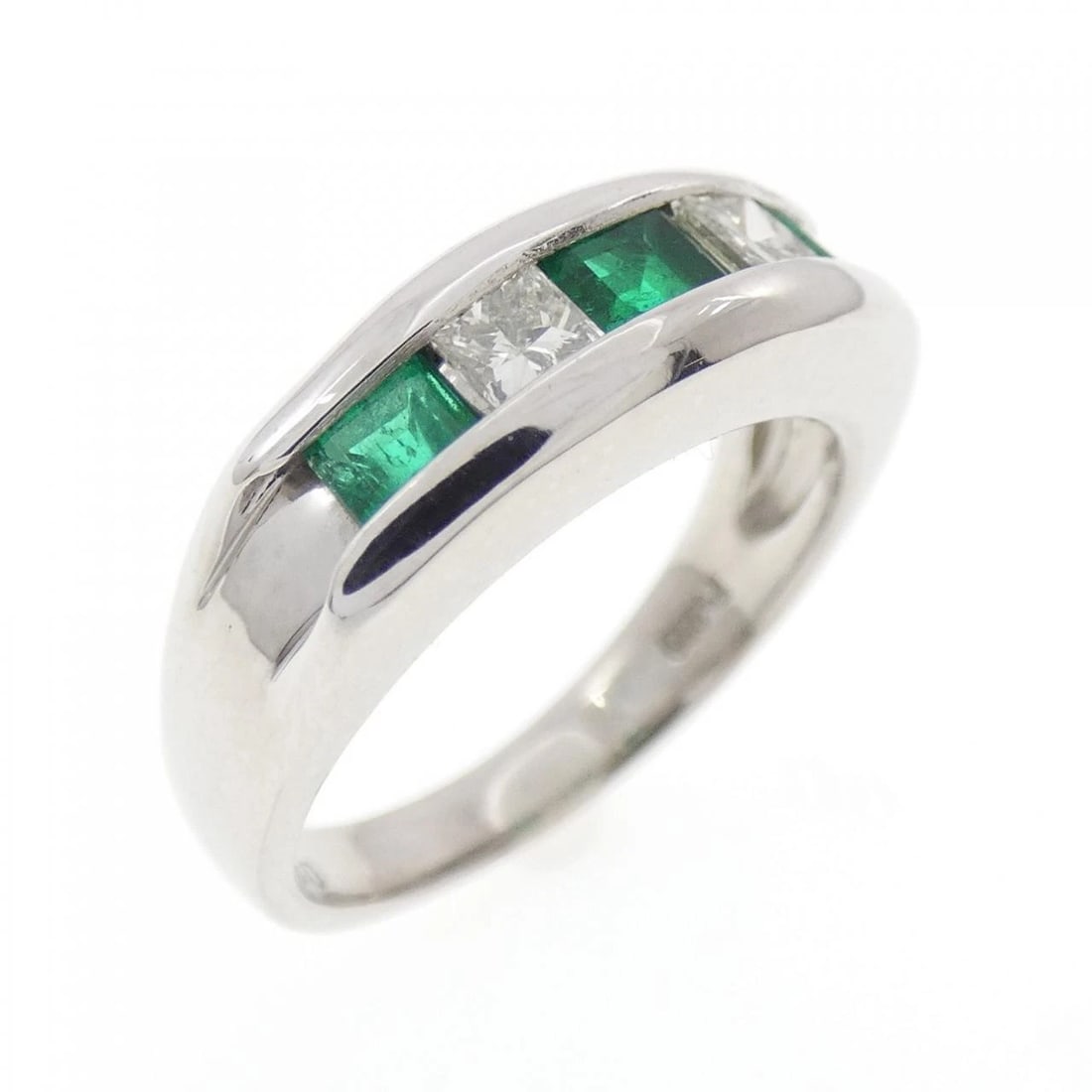 PT900 EMERALD RING: PT900 Emerald Ring Brand: Unbranded Type: Ring Material: Platinum 900 Platinum, Main Stone/Creation Main Stone EmeraldSide Stone Diamond Color: White Gold Size: 6-6.5 ( US size) Accessories: None