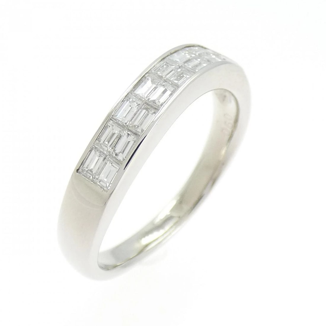 PT900 DIAMOND RING (1 of 2)