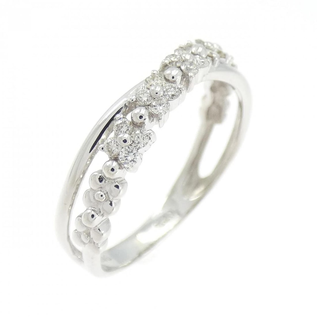 K18WG FLOWER DIAMOND RING: K18WG Flower Diamond Ring Brand: Unbranded Type: Ring Material: K18 White Gold, Main Stone/Creation Natural Color: White Gold Size: 6.5-7 ( US size) Accessories: None Accessories Notice: W