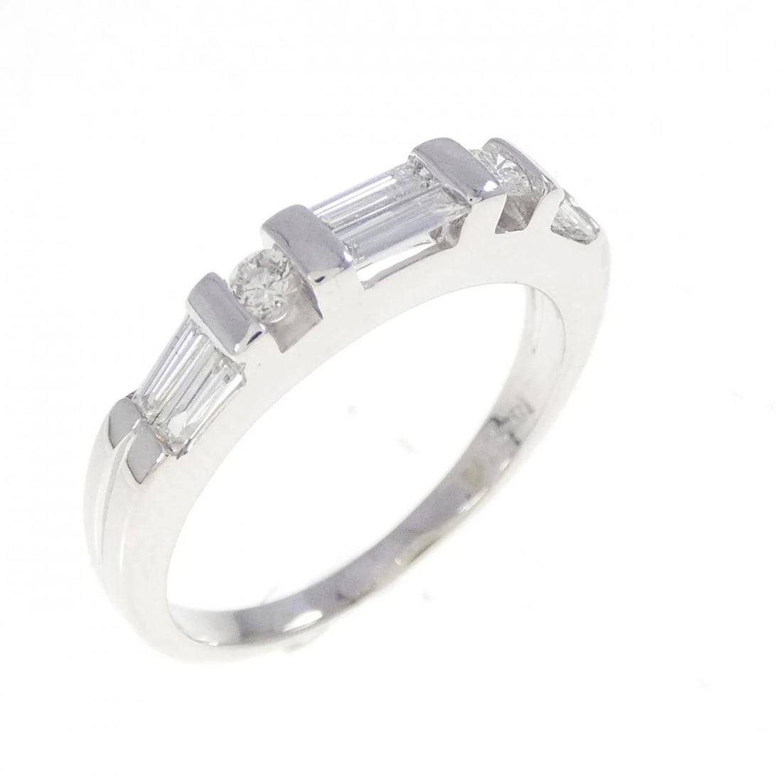 750WG DIAMOND RING (1 of 3)