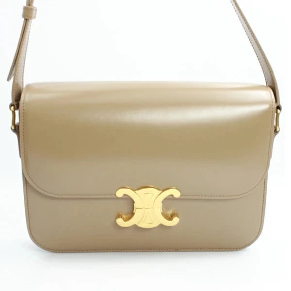 CELINE CLASSIC TRIOMPHE IN SMOKE BROWN HANDBAG: Celine Classic Triomphe in Smoke Brown Handbag Brand: Celine Type: Handbag Material: none Color: Brown Size: W:22.5cm × H:16cm × D:4cm / Shoulder length: 96-110cm Accessories: None