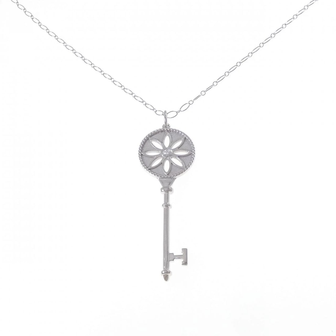 TIFFANY DAISY KEY NECKLACE: Tiffany Daisy Key Necklace Brand: Tiffany Type: Necklace Material: 750 White Gold, Main Stone/Creation Natural Color: White Gold Size: 61cm, ActualSize Pendant top H x W: 67.0mmx21.1mm Chain