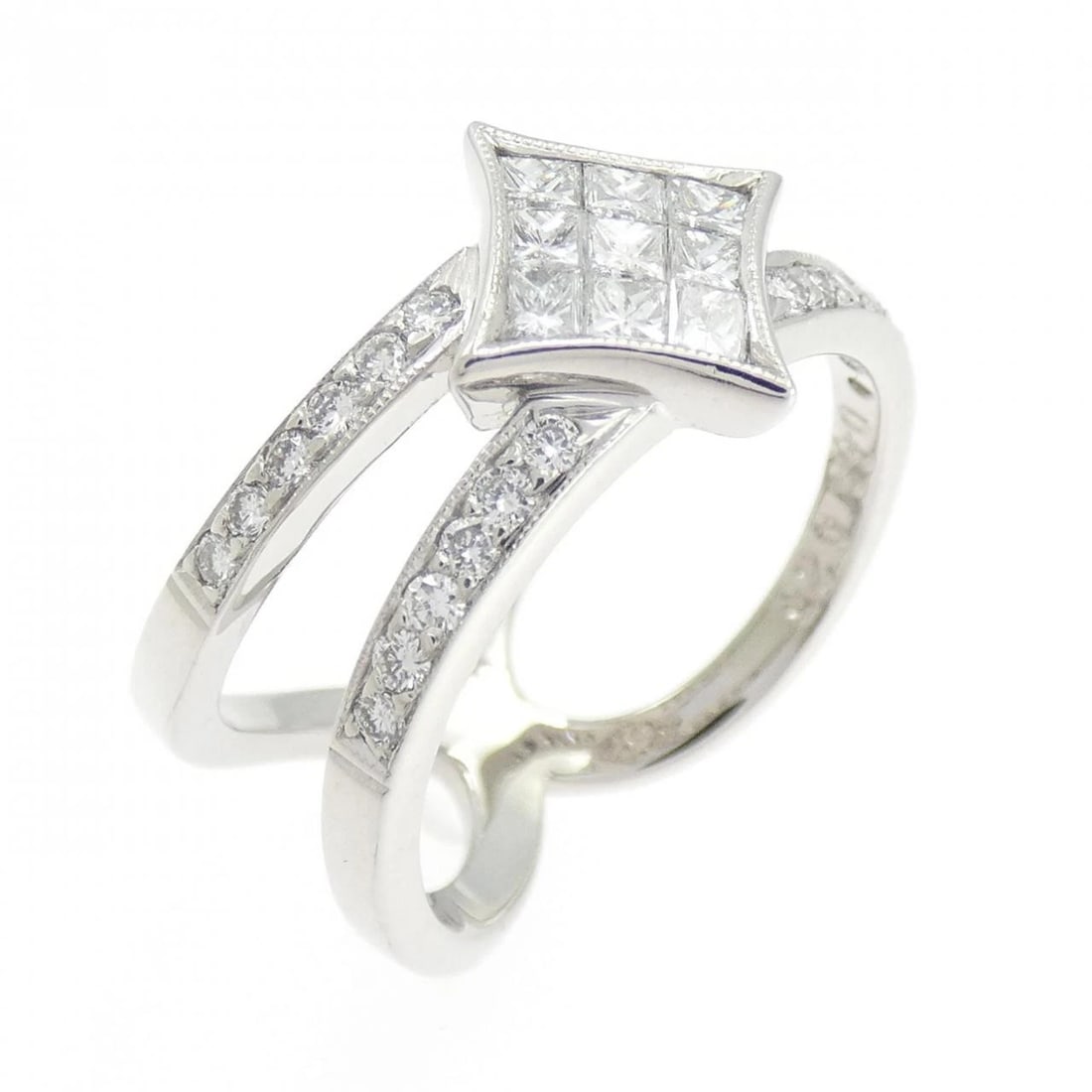 750WG DIAMOND RING: 750WG Diamond Ring Brand: Unbranded Type: Ring Material: 750 White Gold, Main Stone/Creation Natural Color: WG Size: 6.5 US Accessories: None Accessories Notice: When purchasing pre-owned
