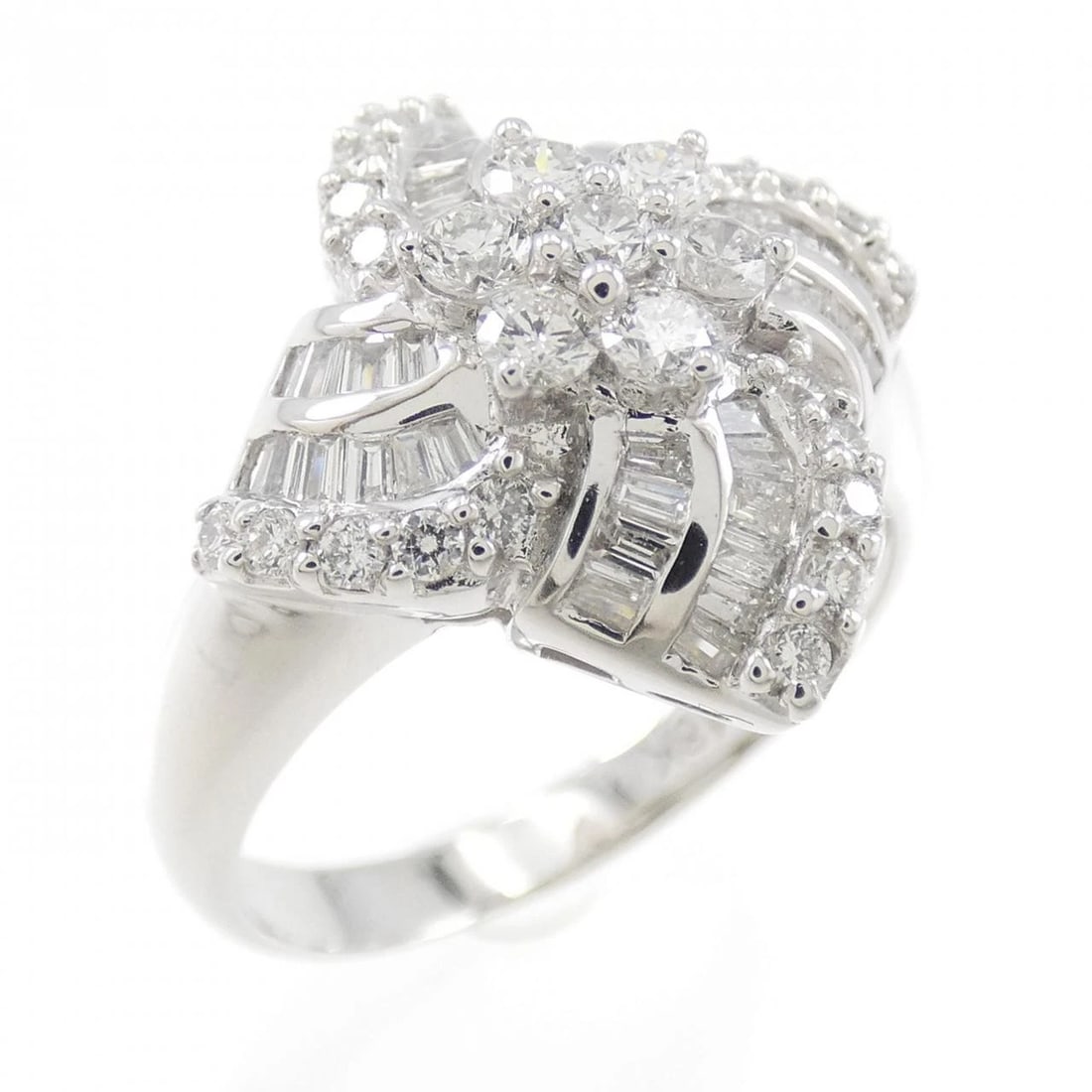 18KWG DIAMOND RING (1 of 3)