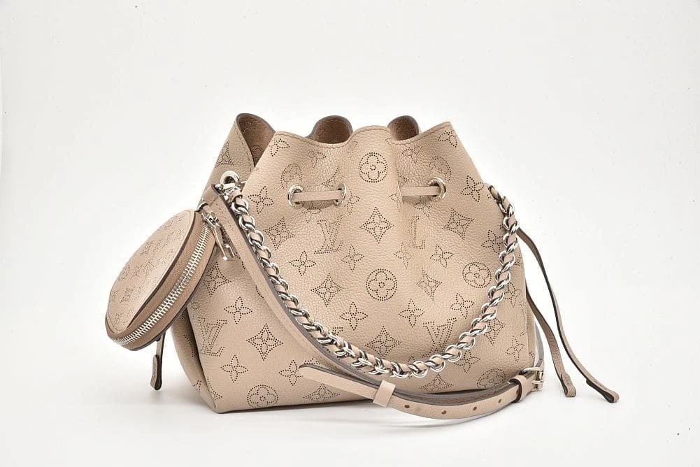 LOUIS VUITTON MAHINA BELLA HANDBAG GALET HANDBAG: Louis Vuitton Mahina Bella Handbag Galet Handbag Brand: Louis Vuitton Type: Handbag Material: Mahina Leather Color: Galle Size: W22xH19xD14cm / Shoulder strap: 105-120cm Accessories: None