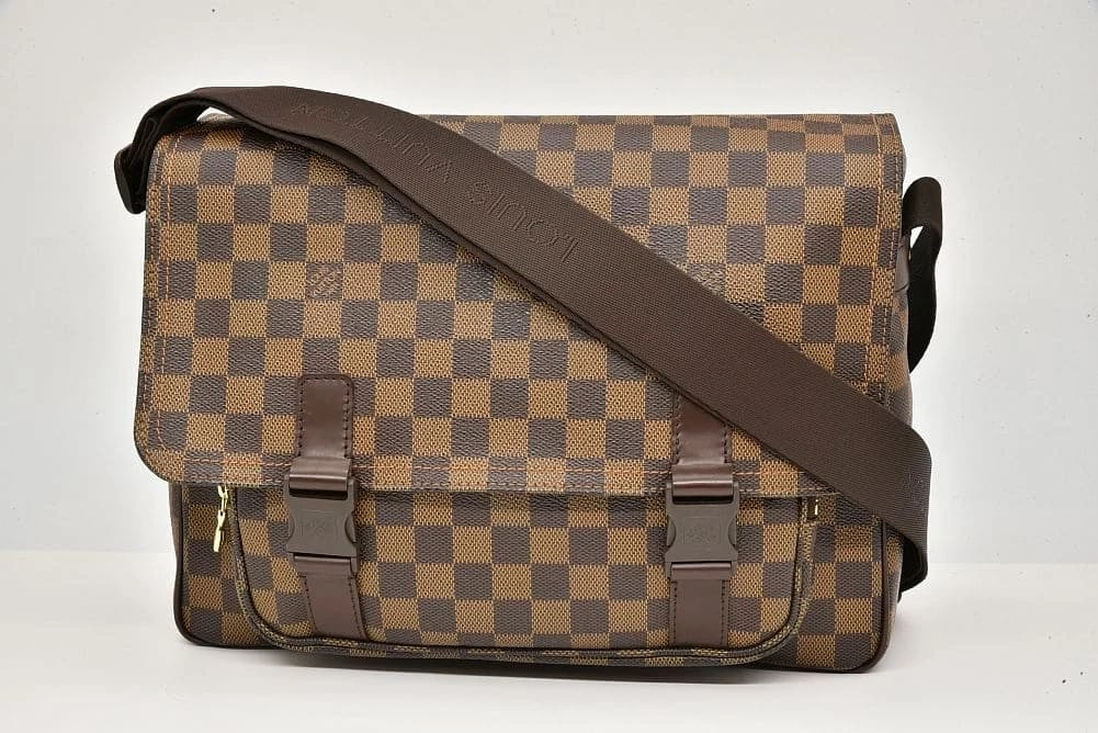 LOUIS VUITTON DAMIER MESSENGER MELVILLE EBENE HANDBAG: Louis Vuitton Damier Messenger Melville Ebene Handbag Brand: Louis Vuitton Type: Handbag Material: Damier Canvas Color: Ebene Size: W33xH25xD11cm / Shoulder strap:98-156cm Accessories: None