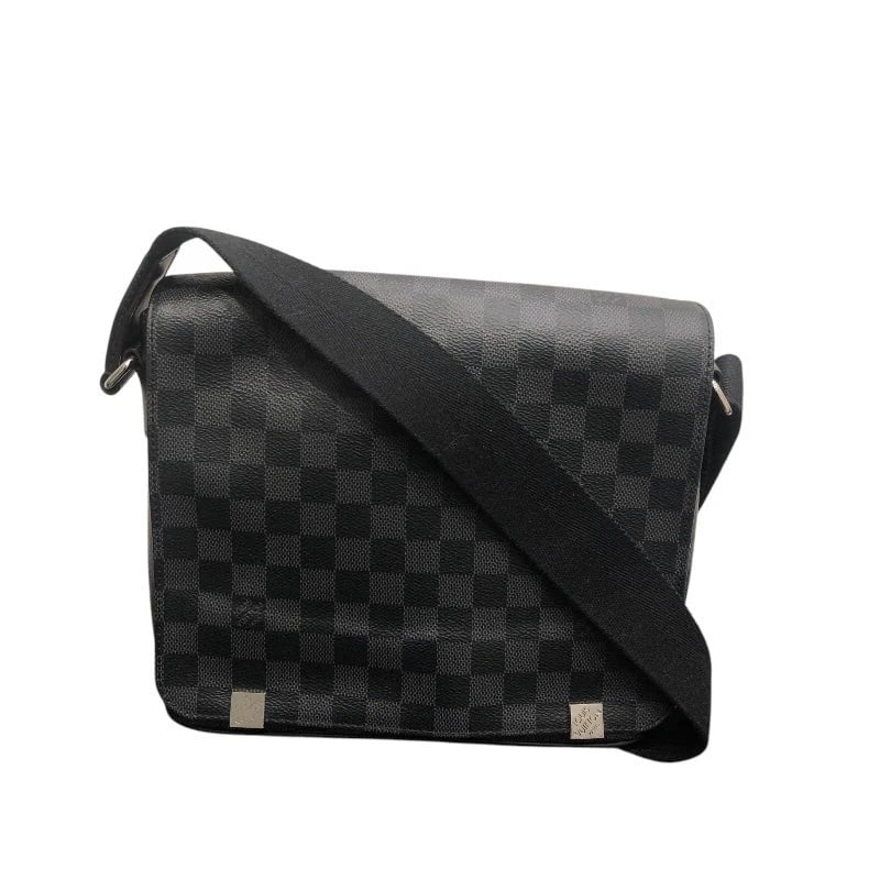 LOUIS VUITTON DISTRICT BLACK DAMIER GRAPHITE PVC HANDBAG: LOUIS VUITTON District Black Damier Graphite PVC Handbag Brand: LOUIS VUITTON Type: Handbag Material: Pvc Color: Black Damier Graphite Size: W: 25cm / H: 22cm / D: 7cm / Shoulder: 80-130cm 