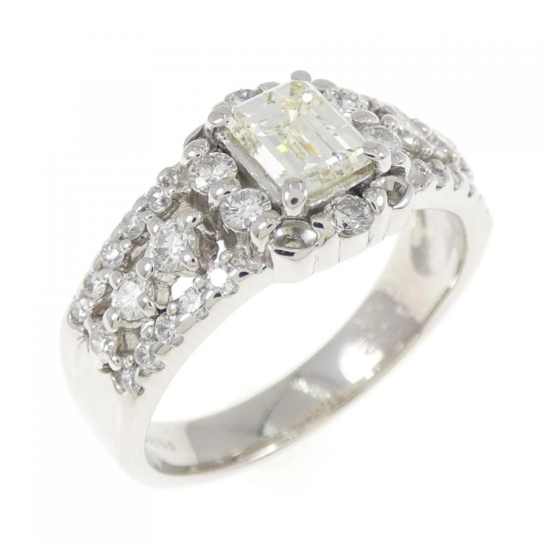 PT900 DIAMOND RING (1 of 3)