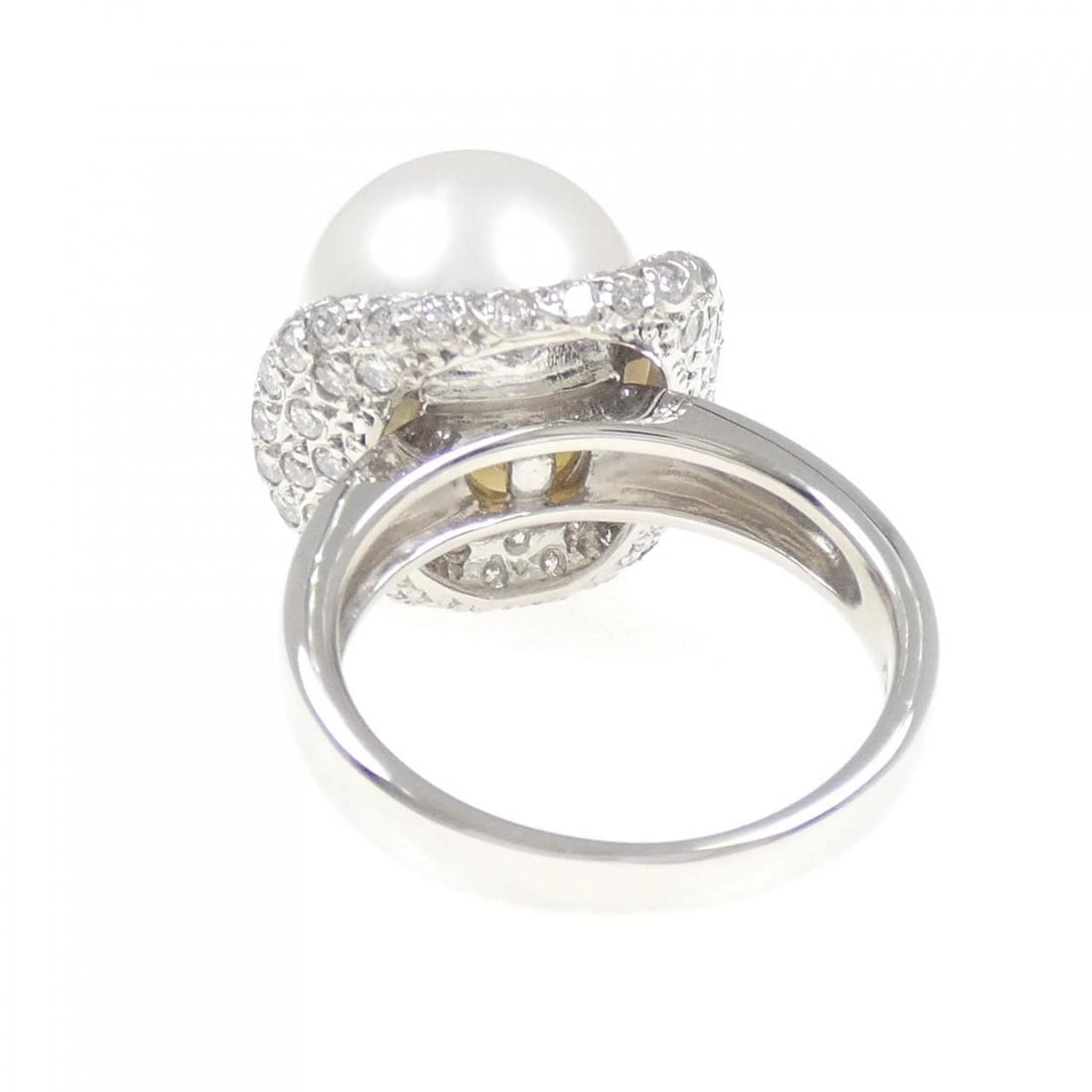 PT900 WHITE BUTTERFLY PEARL RING: PT900 White Butterfly Pearl Ring Brand: Unbranded Type: White butterfly pearl ring Material: PT900, Main Stone/Creation White Butterfly PearlSecondary Stone Natural Color: Silver Size: US5.5 