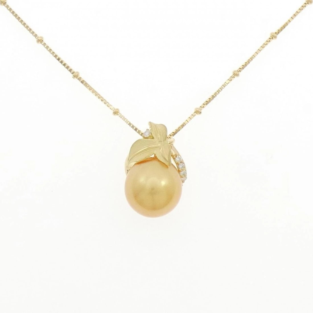 18K YELLOW GOLD WHITE SOUTH SEA PEARL NECKLACE: 18K Yellow Gold White South Sea Pearl Necklace Brand: Unbranded Type: White butterfly pearl Necklace Material: K18 Yellow Gold, Main Stone/Creation White Butterfly PearlSecondary Stone Natural 