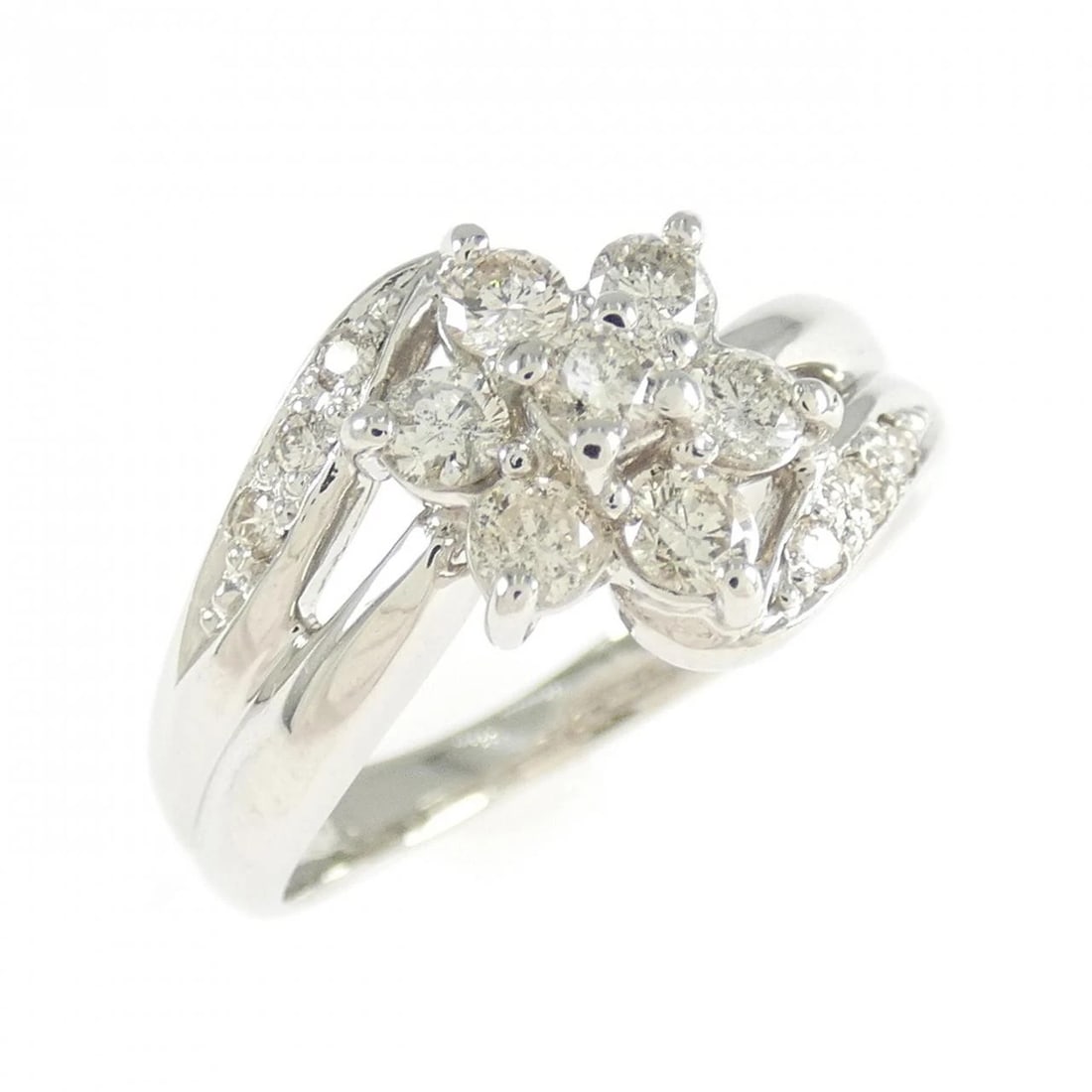 PT900 FLOWER DIAMOND RING (1 of 3)