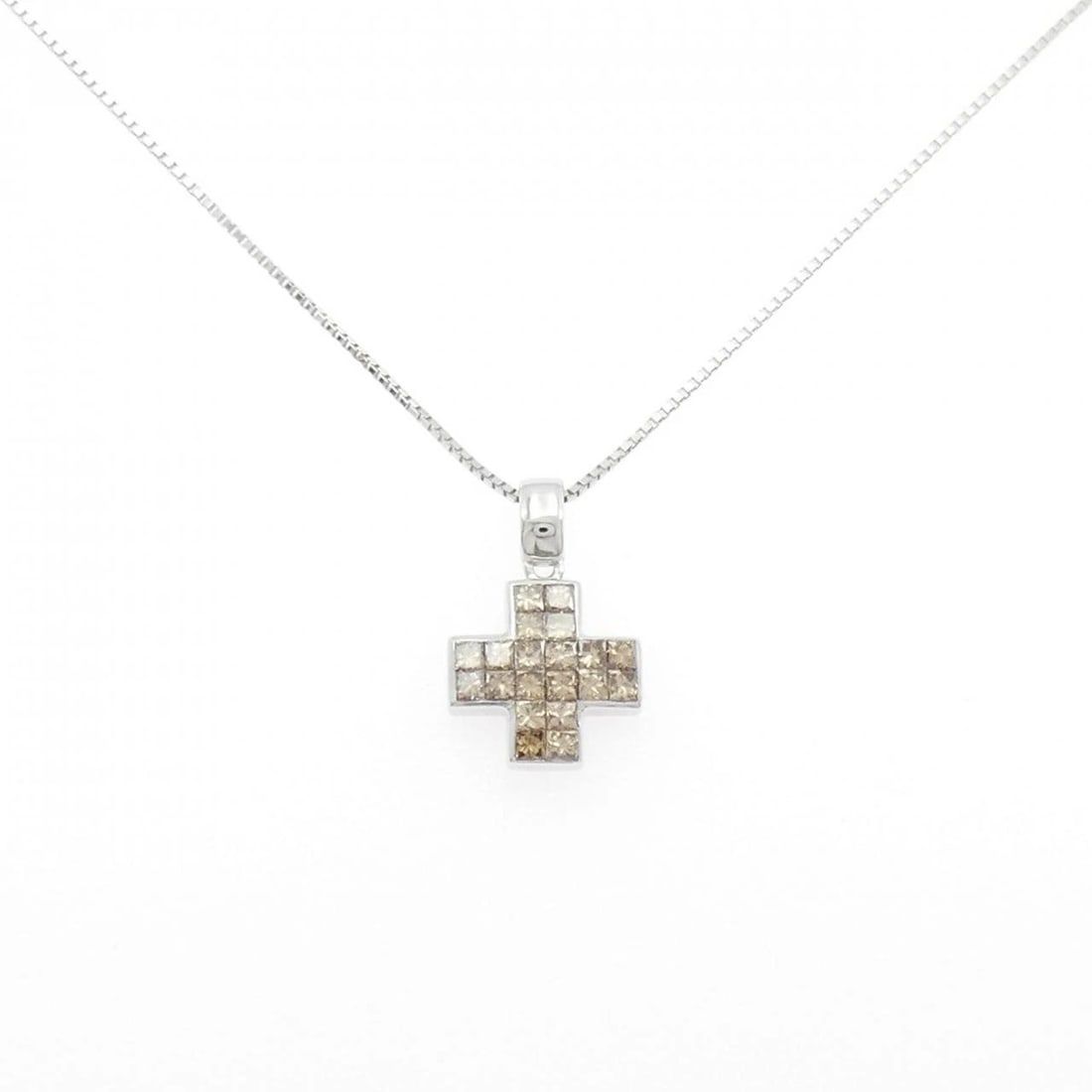 K18WG DIAMOND NECKLACE: K18WG Diamond Necklace Brand: Unbranded Type: Necklace Material: K18 White Gold, Main Stone/Creation Natural Color: white gold Size: 45cm ActualSizePendant top H x W: 17.6mmx11.6mm Chain Max.