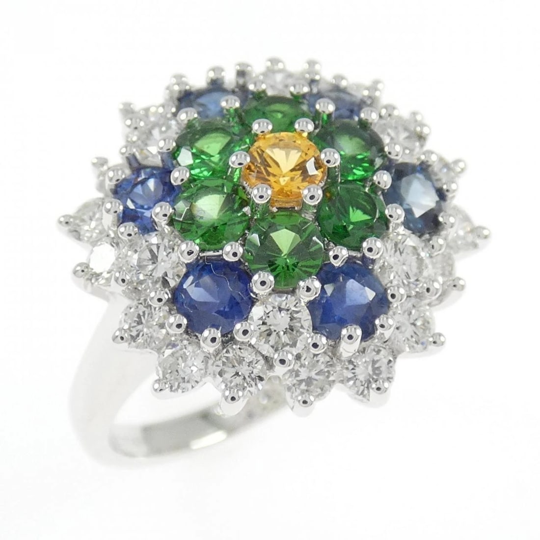 750WG COLOR STONE RING: 750WG Color Stone Ring Brand: Unbranded Type: Ring Material: 750 White Gold, Main Stone/Creation GarnetSide Stone Natural Color: White Gold Size: 6 (US size) Accessories: None Accessories