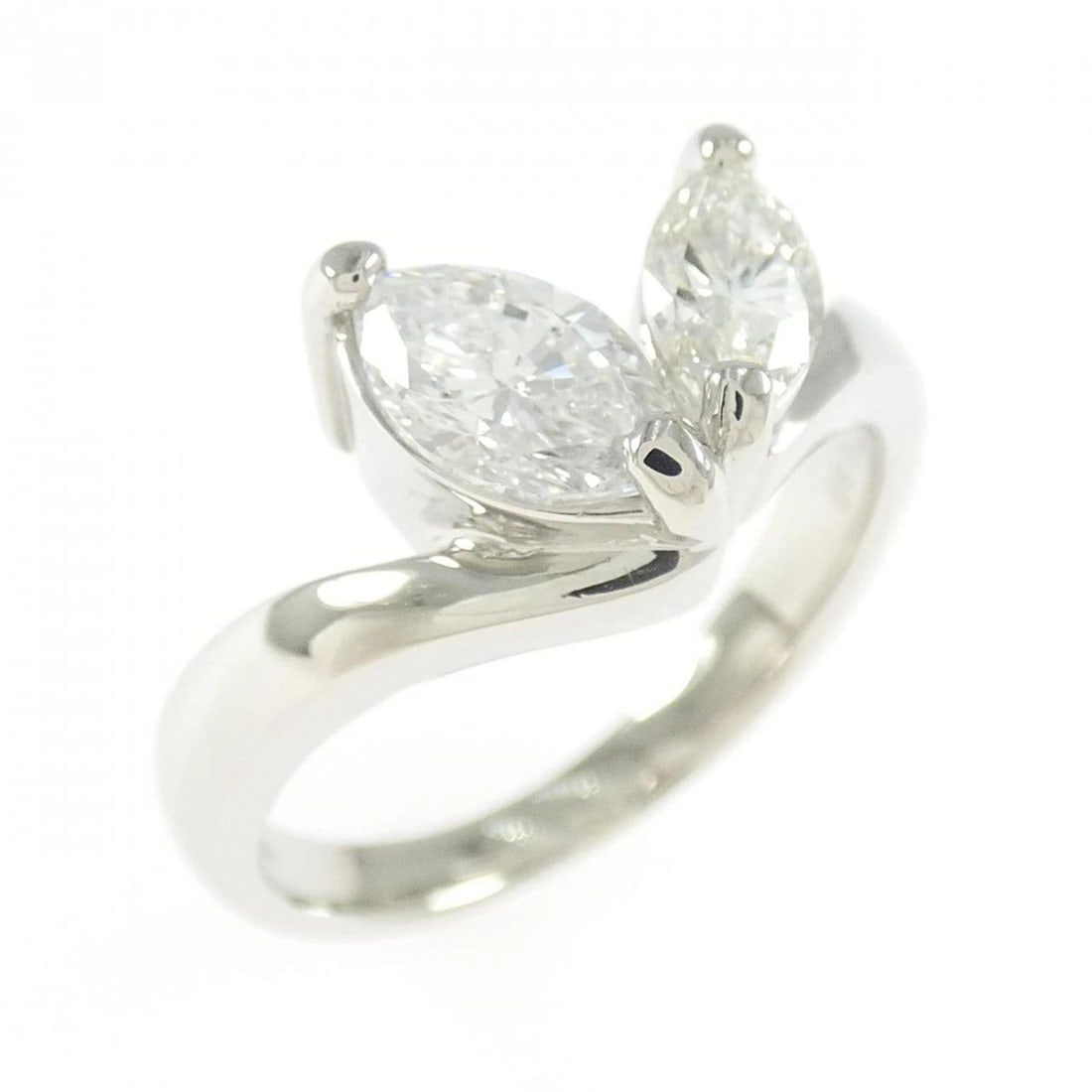 PT900 DIAMOND RING: PT900 Diamond Ring Brand: Unbranded Type: Ring Material: Platinum 900, Main Stone/Creation Natural Color: platinum Size: 6US Accessories: None Accessories Notice: When purchasing pre-owned