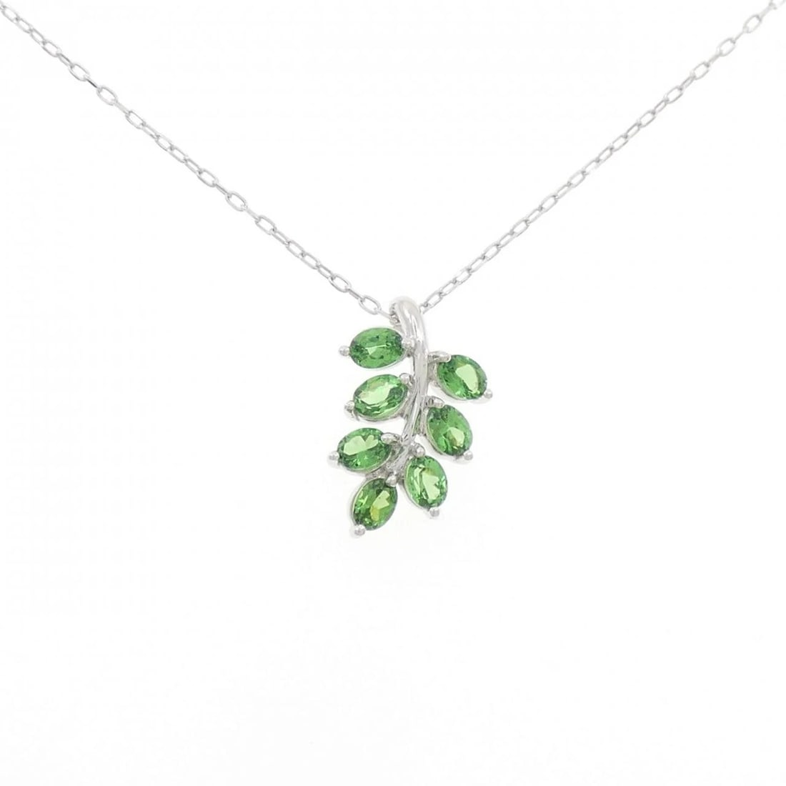 K18WG LEAF GREEN GARNET NECKLACE: K18WG Leaf Green Garnet Necklace Brand: Unbranded Type: Necklace Material: K18 White Gold, Main Stone/Creation garnet Color: white gold Size: 45cm ActualSizePendant top H x W: 15.8mmx10.3mm