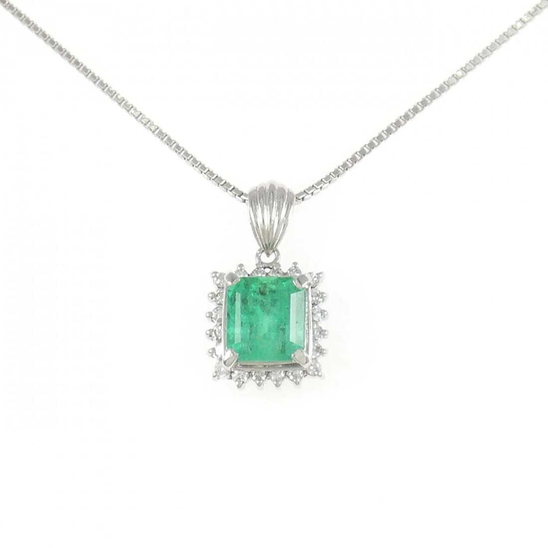 PT900 PT850 EMERALD NECKLACE: PT900 PT850 Emerald Necklace Brand: Unbranded Type: Necklace Material: Platinum 900 Platinum 850, Main Stone/Creation emerald Color: platinum Size: 43cmPendant top H x W: 20.2mmx11.7mm Chain