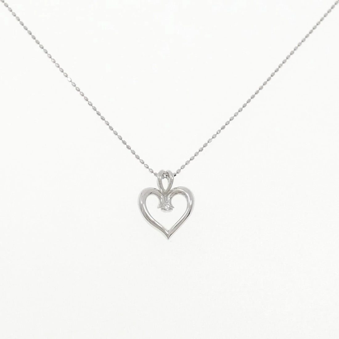 K18WG HEART DIAMOND NECKLACE: K18WG Heart Diamond Necklace Brand: Unbranded Type: Necklace Material: K18 White Gold, Main Stone/Creation Natural Color: White Gold Size: 40cmActualSize Pendant top H x W: 13.9mmx10.9mm Chain