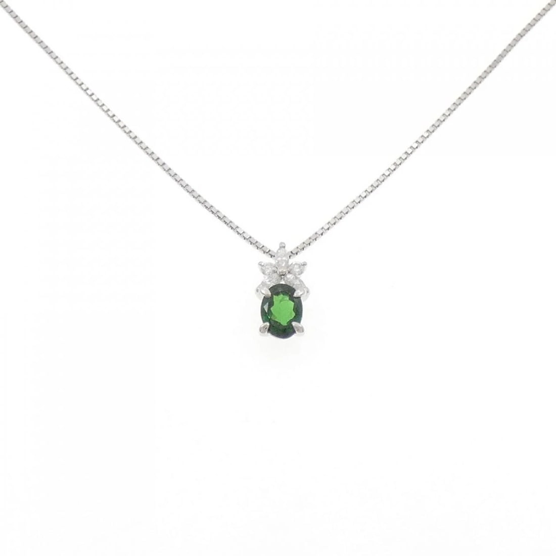 PT900 PT850 GREEN GARNET NECKLACE: PT900 PT850 Green Garnet Necklace Brand: Unbranded Type: Necklace Material: Platinum 900 Platinum 850, Main Stone/Creation garnet Color: platinum Size: 40cm ActualSizePendant top H x W:
