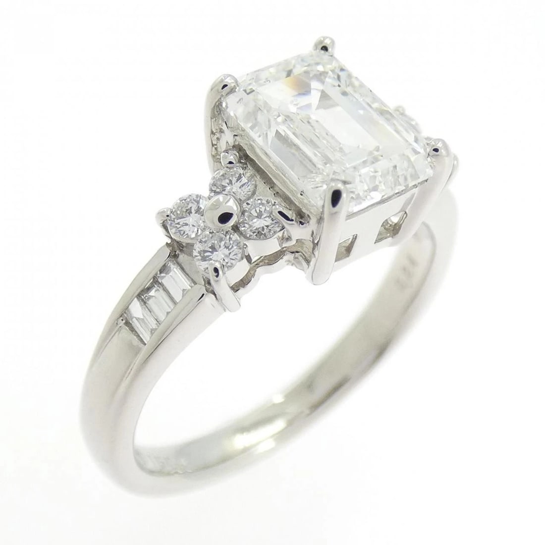PT900 DIAMOND RING: PT900 Diamond Ring Brand: Unbranded Type: Ring Material: Platinum 900, Main Stone/Creation Natural Color: platinum Size: 6.5US Accessories: None Accessories Notice: When purchasing pre-owned