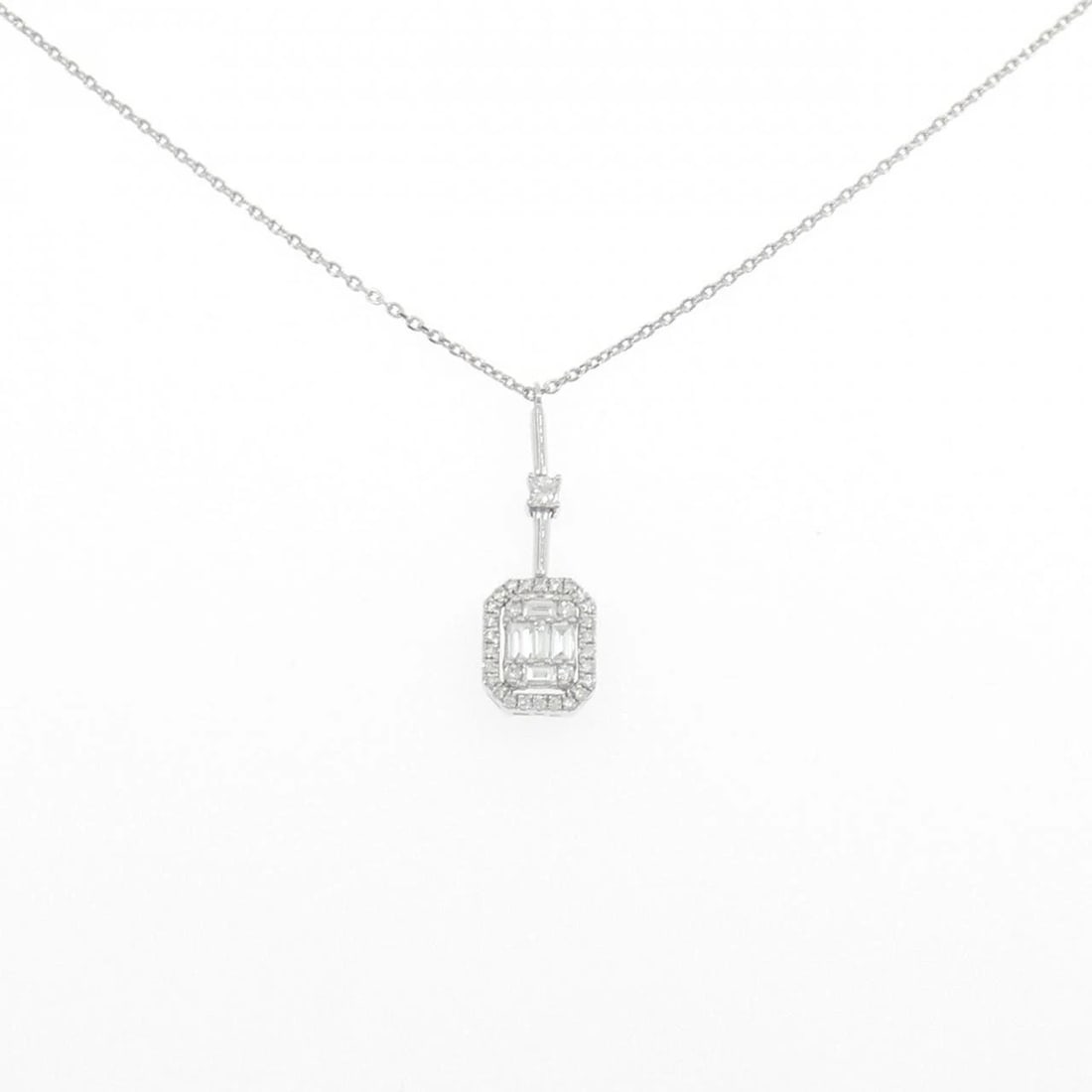 K18WG DIAMOND NECKLACE: K18WG Diamond Necklace Brand: Unbranded Type: Necklace Material: K18 White Gold, Main Stone/Creation Natural Color: White Gold Size: 46cmActualSize Pendant top H x W: 20.9mmx7.2mm Chain Max.