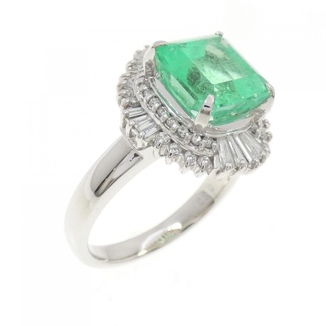 PT900 EMERALD RING: PT900 Emerald Ring Brand: Unbranded Type: Ring Material: Platinum 900, Main Stone/Creation emerald Color: platinum Size: 7.5-8 (US size) Accessories: None Accessories Notice: When purchasi