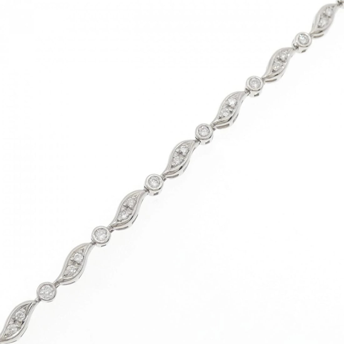 PT850 DIAMOND BRACELET: PT850 Diamond Bracelet Brand: Unbranded Type: Bracelet Material: Platinum 850, Main Stone/Creation Natural Color: platinum Size: 18.5cmMax W: 4.1mm Accessories: None Accessories Notice: Whe
