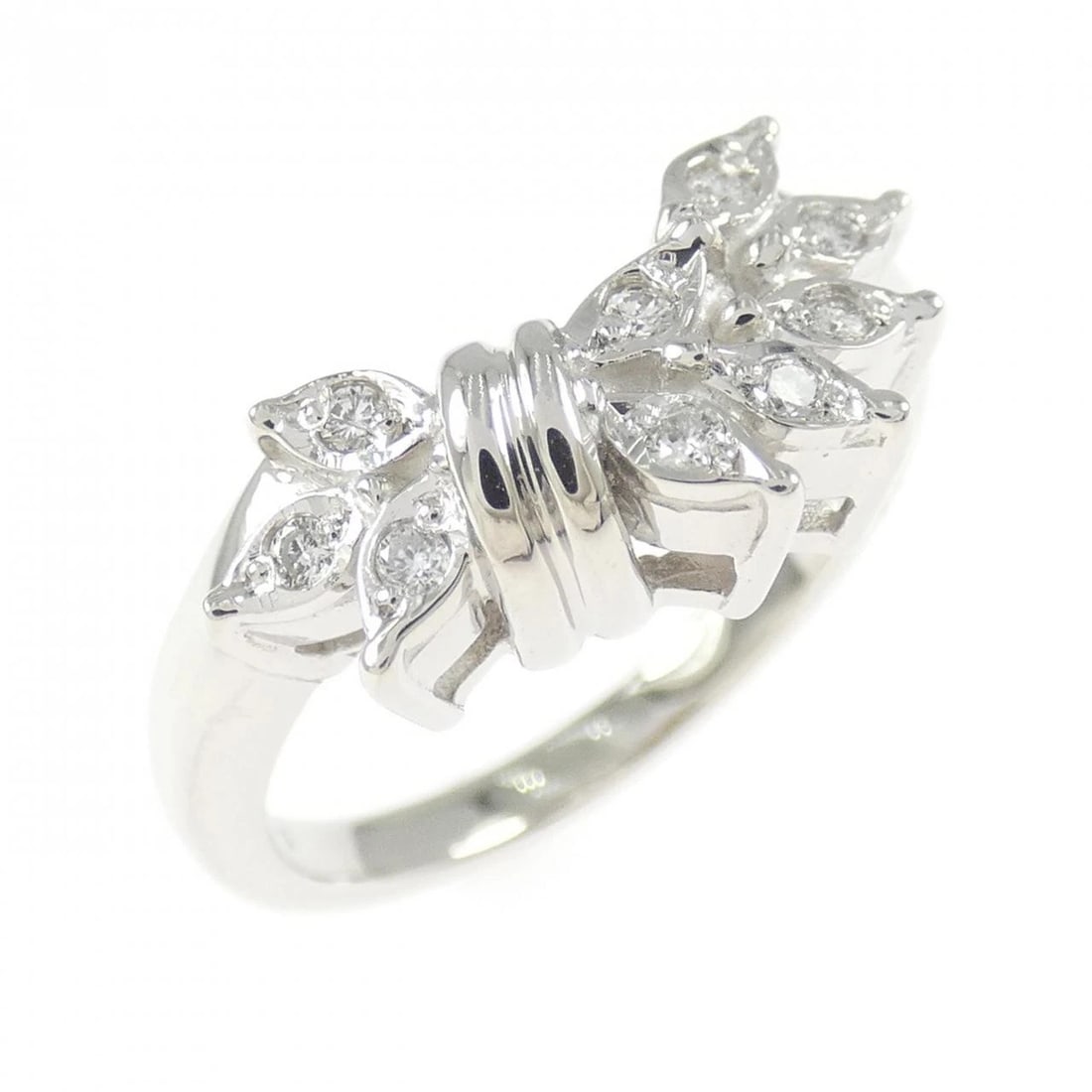 PT900 DIAMOND RING (1 of 3)