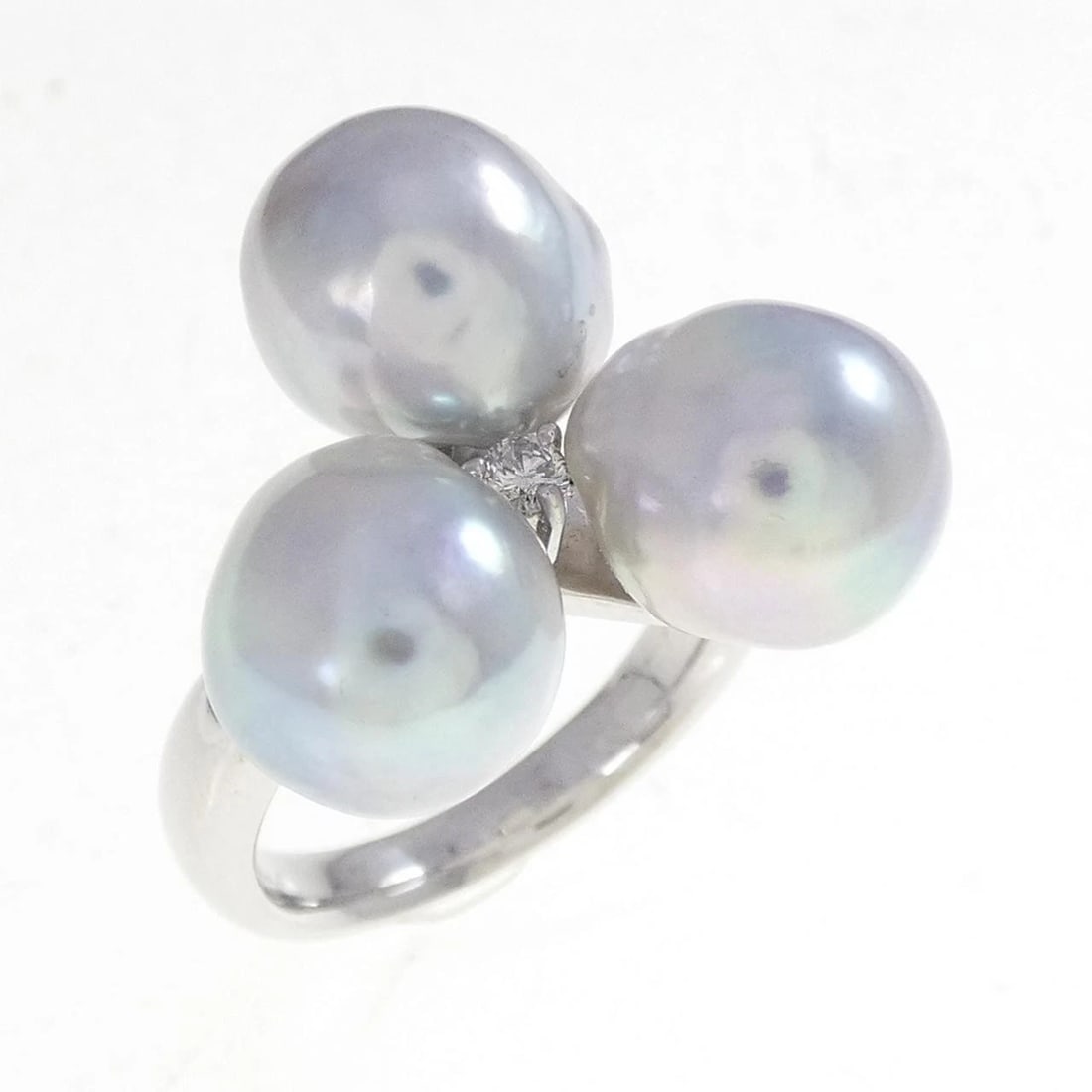 PT900 AKOYA PEARL RING: PT900 Akoya Pearl Ring Brand: Unbranded Type: Ring Material: Platinum 900, Main Stone/Creation Akoya PearlSide Stone Natural Color: Silver Size: 6-6.5 (US size) Accessories: None Accessories