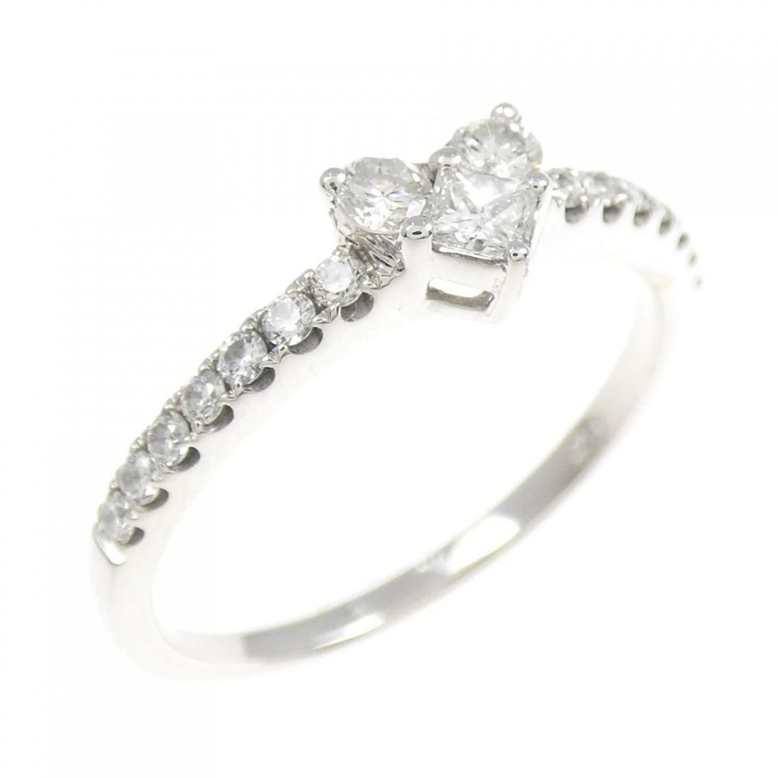 750WG HEART DIAMOND RING: 750WG Heart Diamond Ring Brand: Unbranded Type: Ring Material: 750 White Gold, Main Stone/Creation Natural Color: white gold Size: 6.5-7US Accessories: None Accessories Notice: When