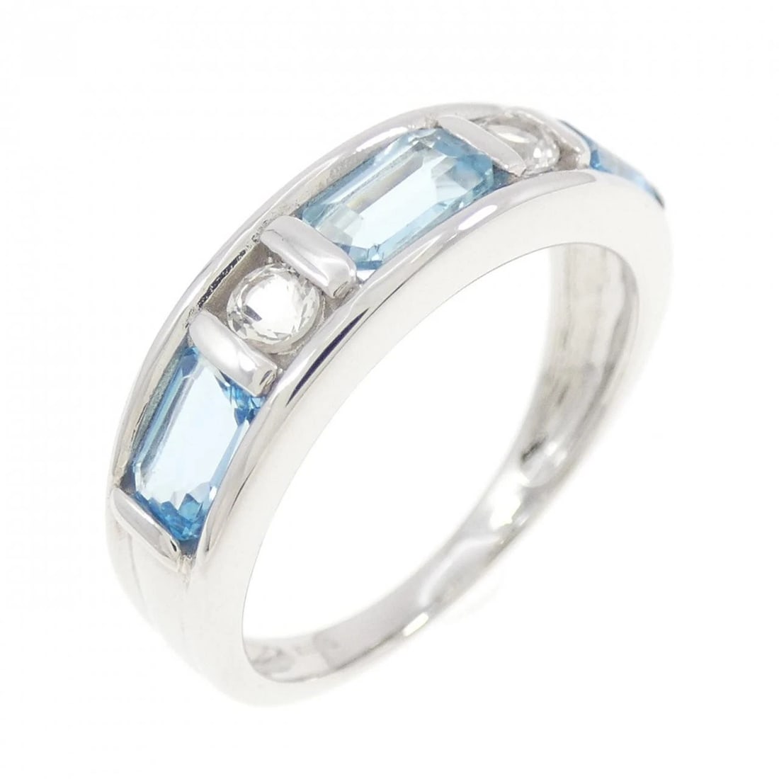 K18WG BLUE TOPAZ RING: K18WG Blue Topaz Ring Brand: Unbranded Type: Ring Material: K18 White Gold, Main Stone/Creation topaz Color: white gold Size: 5.5 -6 (US size) Accessories: None Accessories Notice: When
