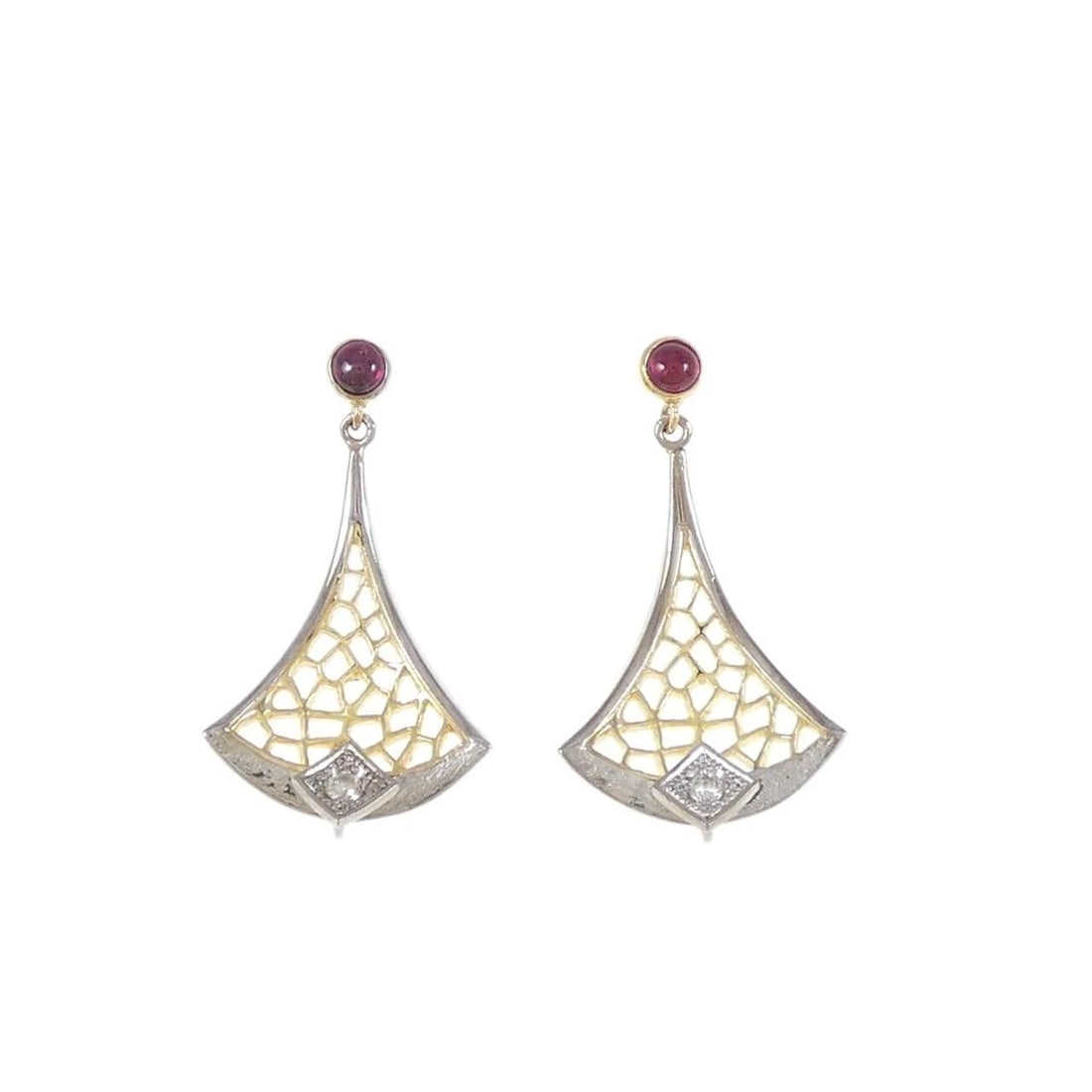 K18YG K18WG RUBY EARRINGS: K18YG K18WG Ruby Earrings Brand: Unbranded Type: Earrings Material: K18 Yellow Gold K18 White Gold, Main Stone/Creation ruby Color: yellow gold Size: HxW: 26.1mmx14.7mm Accessories: None