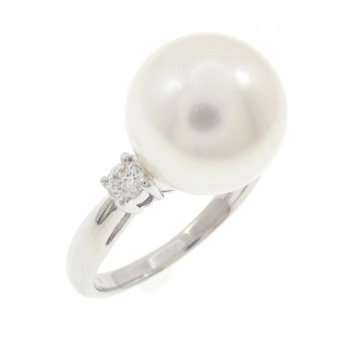 PT900 SOUTH SEA PEARL RING: PT900 South Sea Pearl Ring Brand: Unbranded Type: Ring Material: Platinum 900, Main Stone/Creation South Sea PearlSide Stone Natural Color: Silver Size: 6-6.5 (US size) Accessories: None A