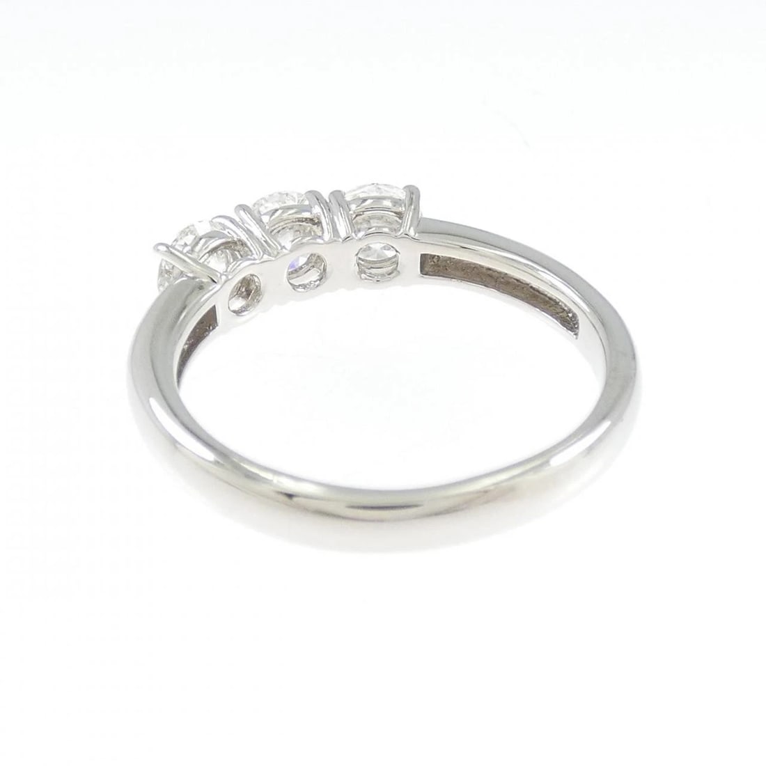 PT900 DIAMOND RING: PT900 Diamond Ring Brand: Unbranded Type: Ring Material: Platinum 900, Main Stone/Creation Natural Color: Silver Size: 6.5 (US size) Accessories: None Accessories Notice: When purchasing p