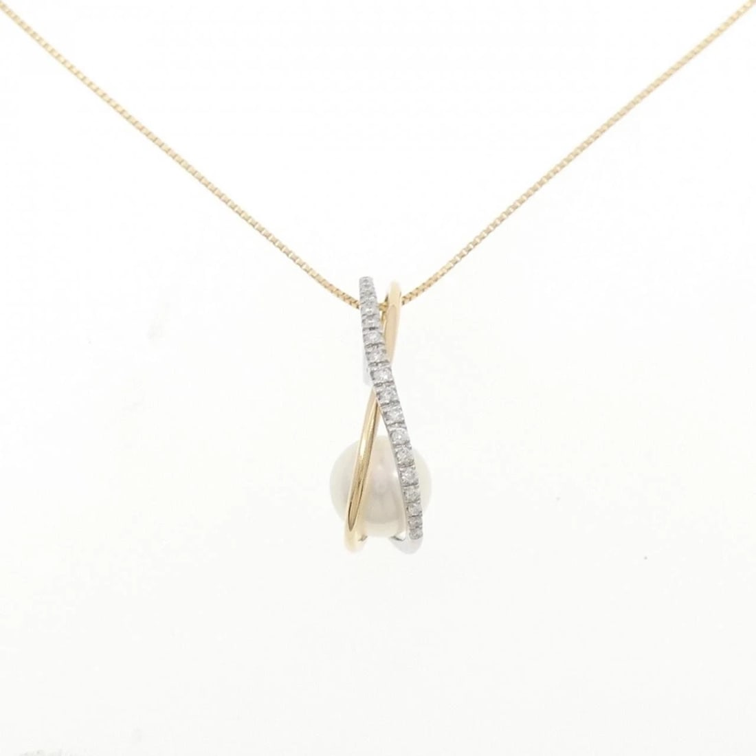 K18YG PT900 AKOYA PEARL NECKLACE: K18YG PT900 Akoya Pearl Necklace Brand: Unbranded Type: Necklace Material: K18 Yellow Gold Platinum 900, Main Stone/Creation AKOYA PEARL Color: yellow gold Size: Pendant top H x W: