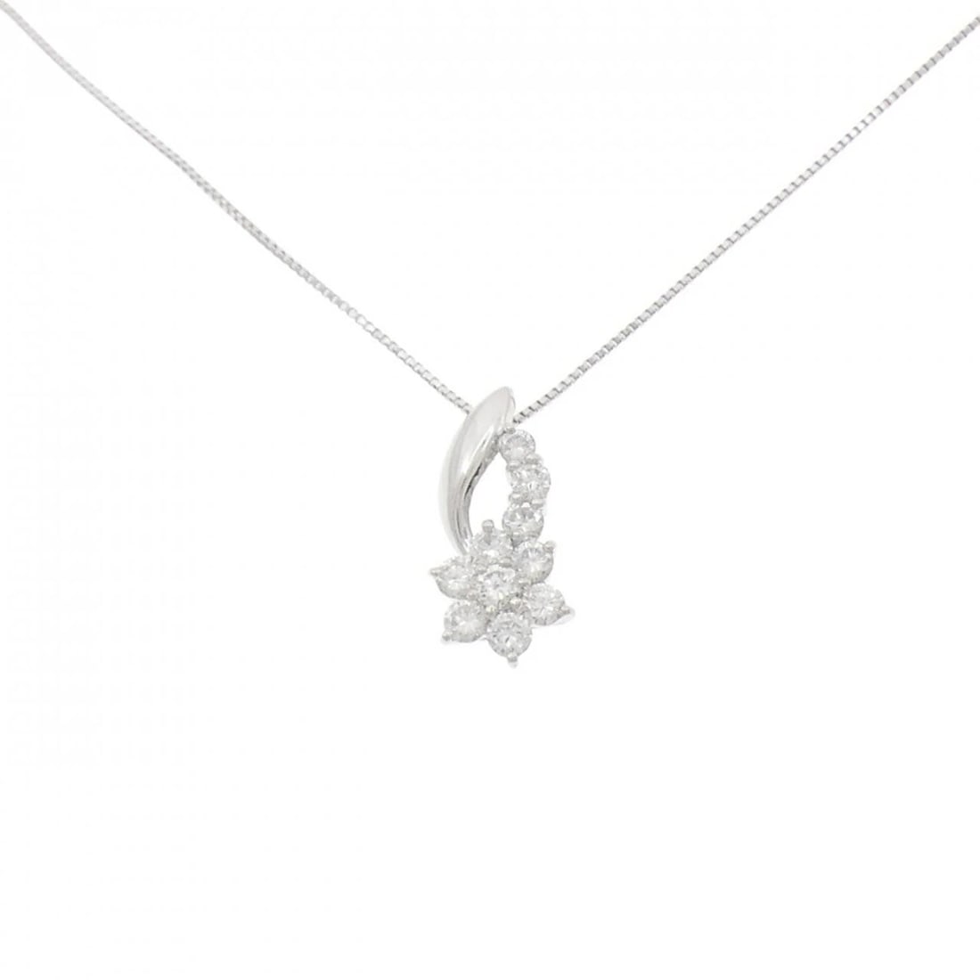 PT900 FLOWER DIAMOND NECKLACE: PT900 Flower Diamond Necklace Brand: Unbranded Type: Necklace Material: Platinum 900, Main Stone/Creation Natural Color: Silver Size: 40cmActualSize Pendant top H x W: 16.8mmx8.3mm Chain Max.