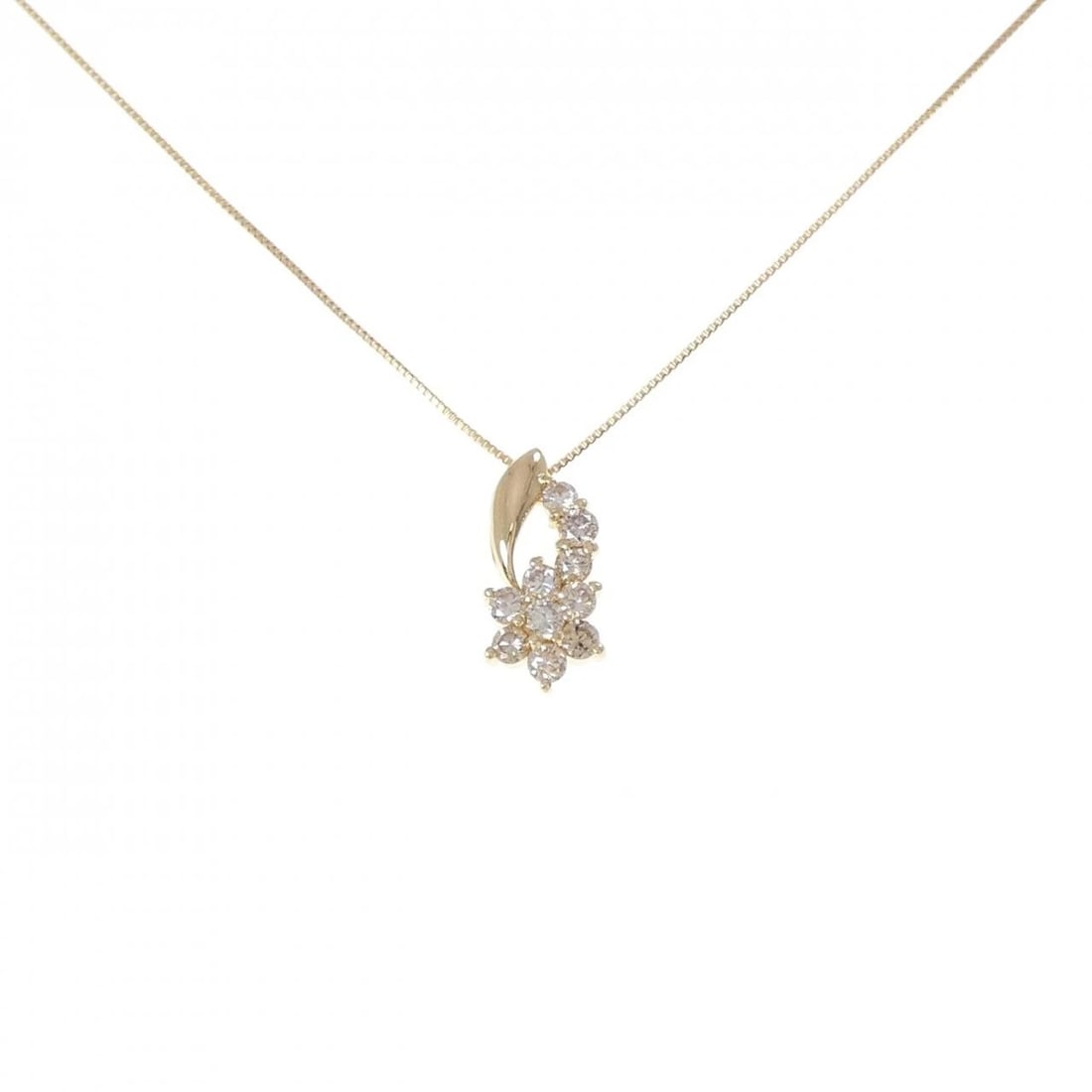 K18YG FLOWER DIAMOND NECKLACE: K18YG Flower Diamond Necklace Brand: Unbranded Type: Necklace Material: K18 Yellow Gold, Main Stone/Creation Natural Color: yellow gold Size: 45cmPendant top H x W: 15.7mmx7.3mm Chain Max. W: