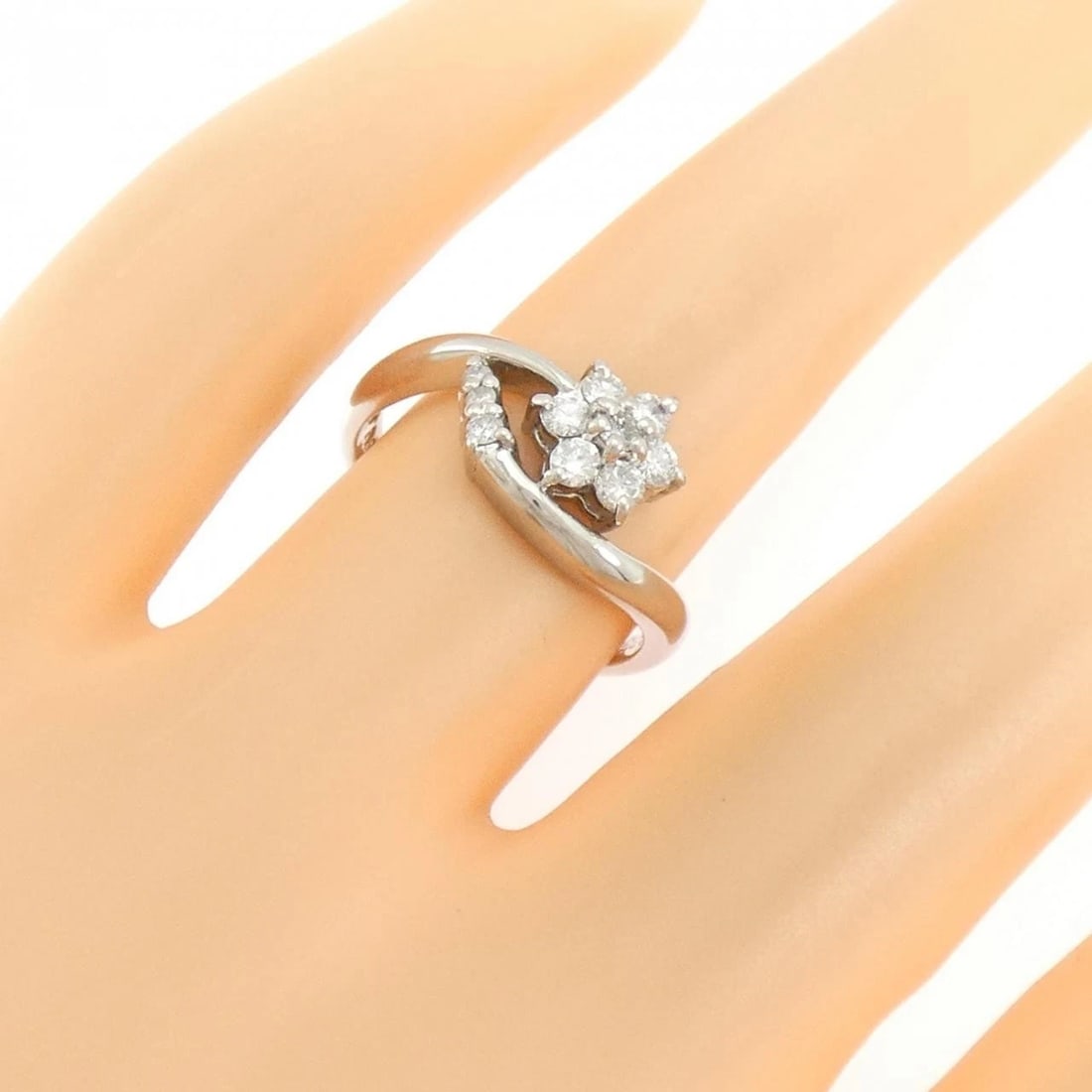 PT900 FLOWER DIAMOND RING - 4