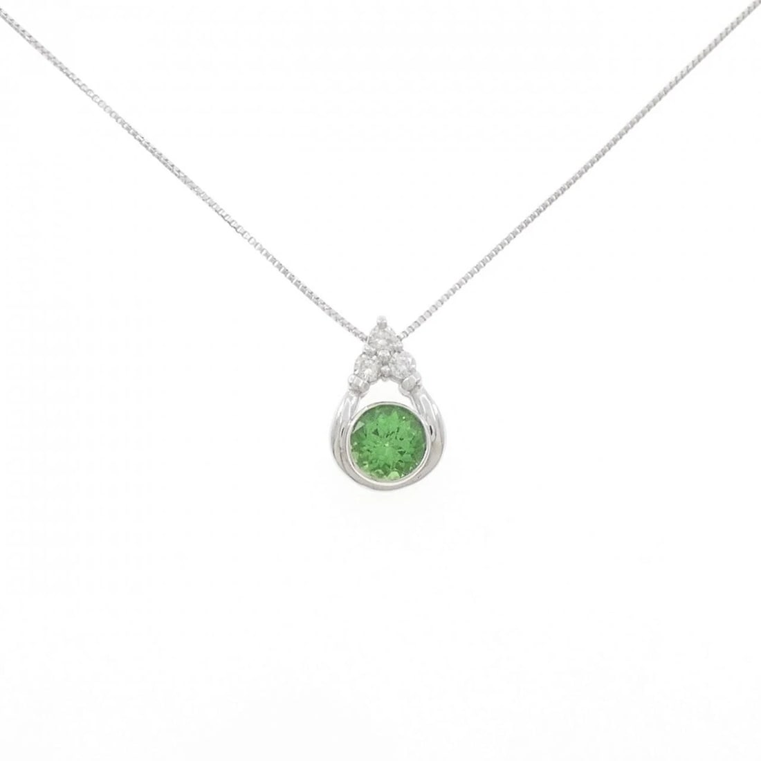 K18WG GREEN GARNET NECKLACE: K18WG Green Garnet Necklace Brand: Unbranded Type: Necklace Material: K18 White Gold, Main Stone/Creation garnet Color: white gold Size: 45cm ActualSizePendant top H x W: 12.6mmx8.4mm Chain
