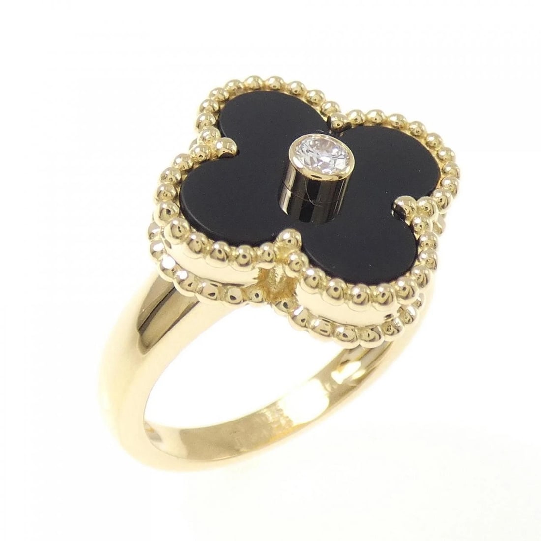 VAN CLEEF & ARPELS ALHAMBRA RING: Van Cleef & Arpels Alhambra Ring Brand: Van Cleef & Arpels Type: Ring Material: 750 Yellow Gold, Main Stone/Creation Onyx Color: Yellow Gold Size: 3.5-4 (US size) Accessories: None Accesso