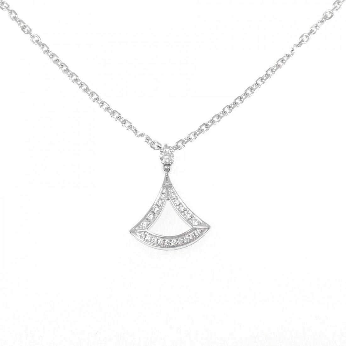 BVLGARI DIVA DREAM NECKLACE: BVLGARI Diva Dream Necklace Brand: BVLGARI Type: Necklace Material: 750 White Gold, Main Stone/Creation Natural Color: White Gold Size: 42 44cm,ActualSize Pendant top H x W: 18.2mmx13.5mm
