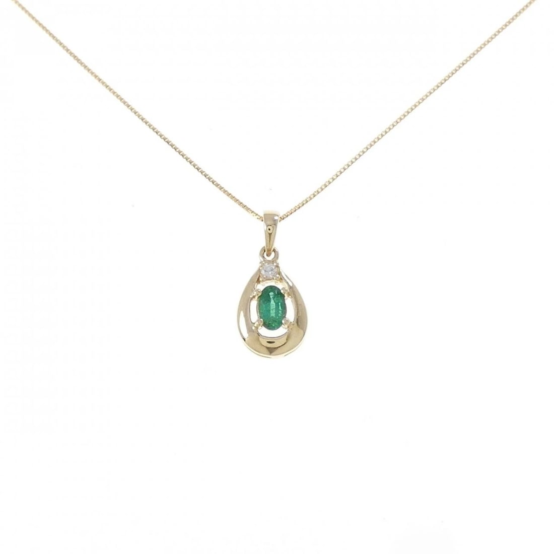 750YG K18YG EMERALD NECKLACE: 750YG K18YG Emerald Necklace Brand: Unbranded Type: Necklace Material: 750 Yellow Gold K18 Yellow Gold, Main Stone/Creation emerald Color: yellow gold Size: 45cmActualSizePendant top H x W: